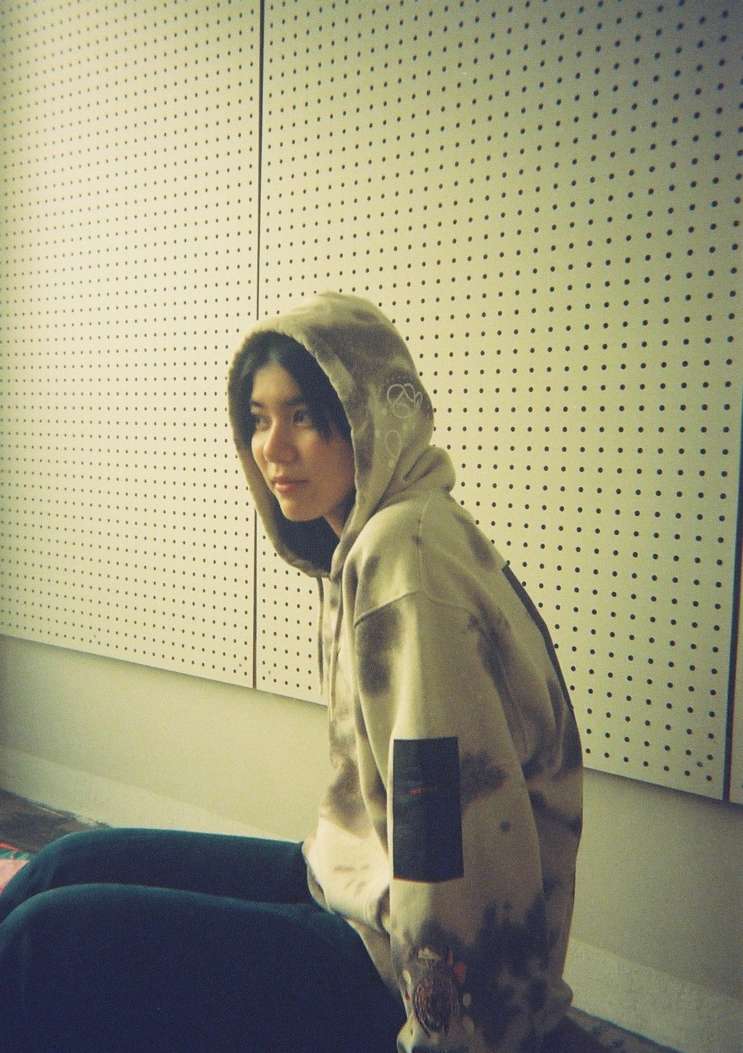 BLANKMAG x Bal "ELLE SHOWERING OUTSIDE" TIE DYE HOODIE (Gray)