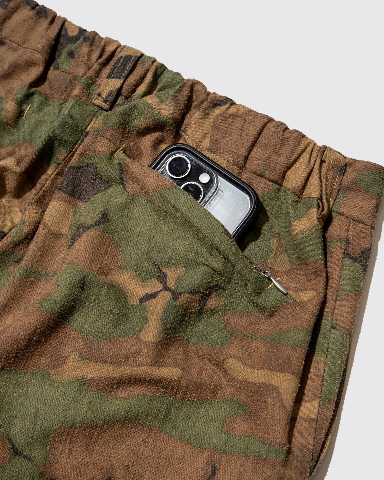 DISTRESSED CAMO ALL-ROUND SLACKS